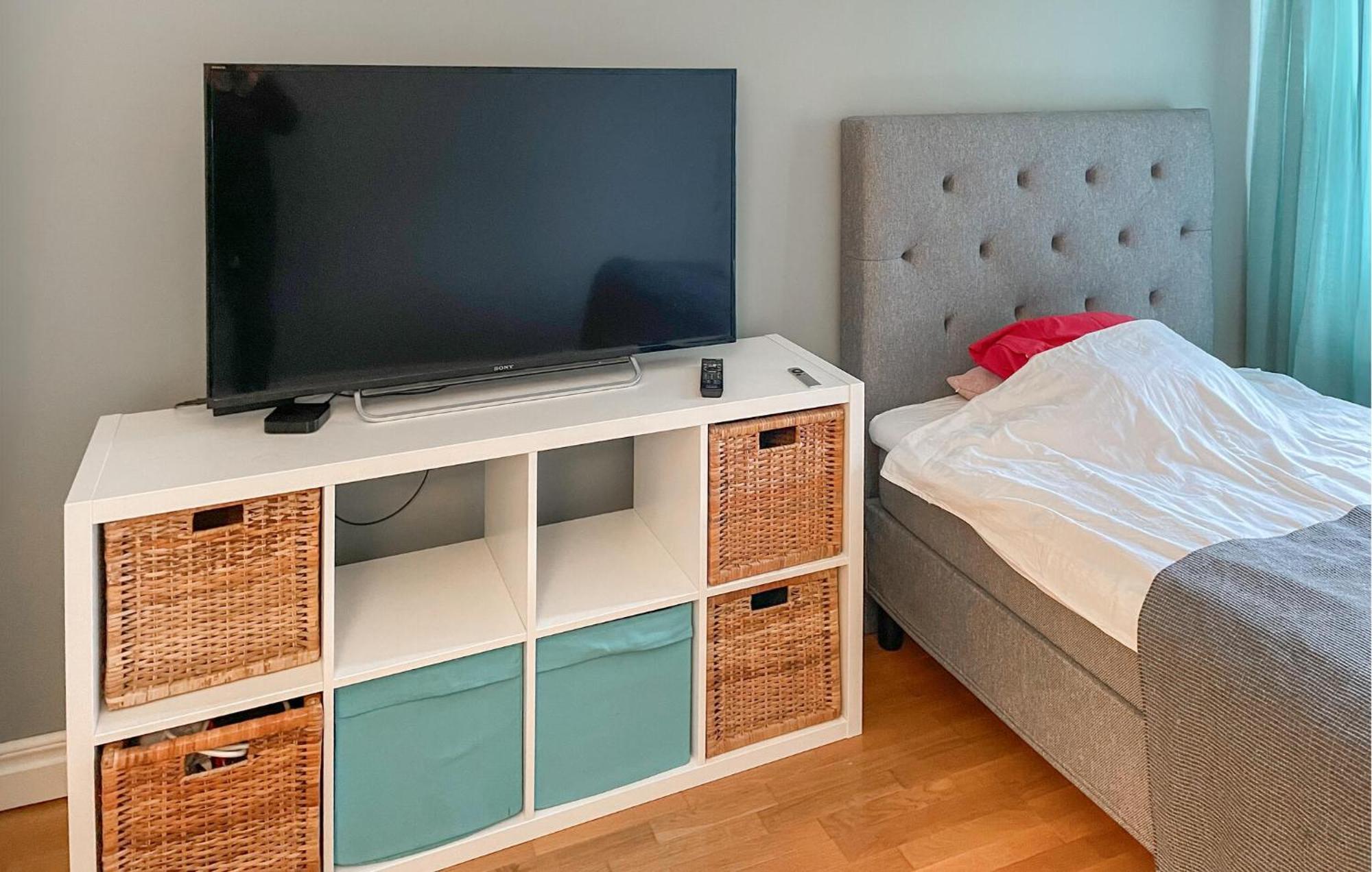Beautiful Home In Oerebro With Kitchen Zewnętrze zdjęcie