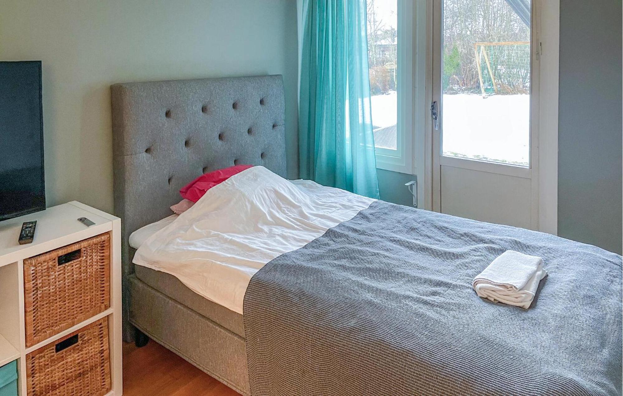 Beautiful Home In Oerebro With Kitchen Zewnętrze zdjęcie